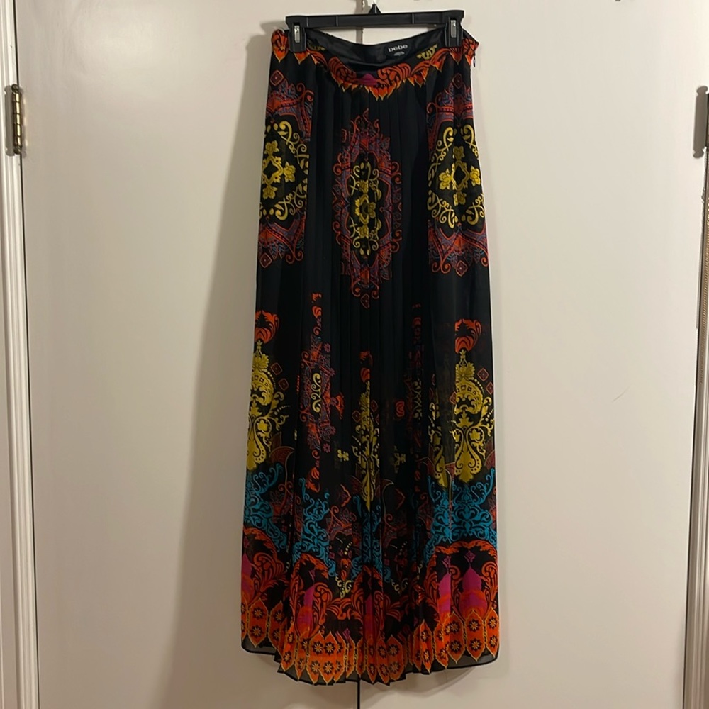 Bebe black printed pleated maxi skirt